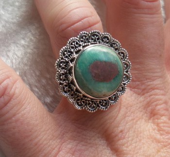 Zilveren ring ronde Robijn in Fuchsiet in bewerkte setting 17 mm